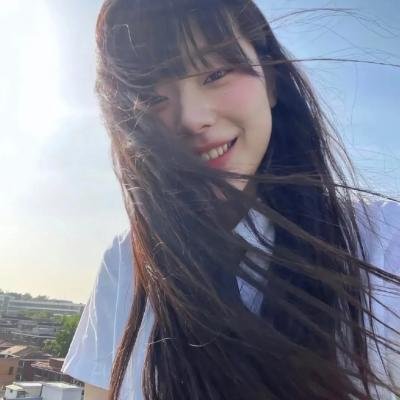 给小酒馆女子喝高杯酒